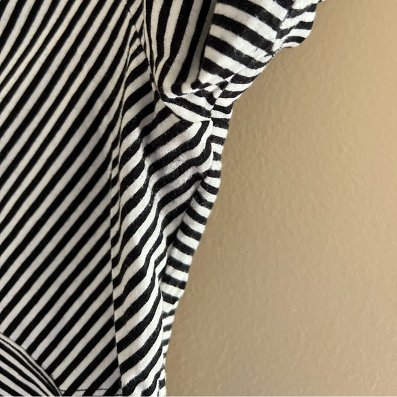 🔳HOLLISTER: Women’s size M, black & white striped cut-out crop top, 1/2 sleeve. - Picture 10 of 11